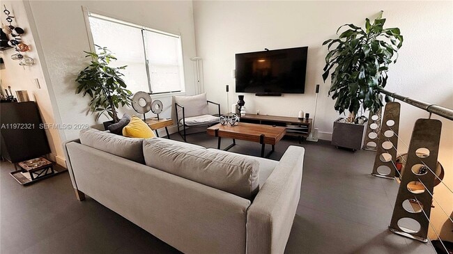 Building Photo - 10231 Fontainebleau Blvd