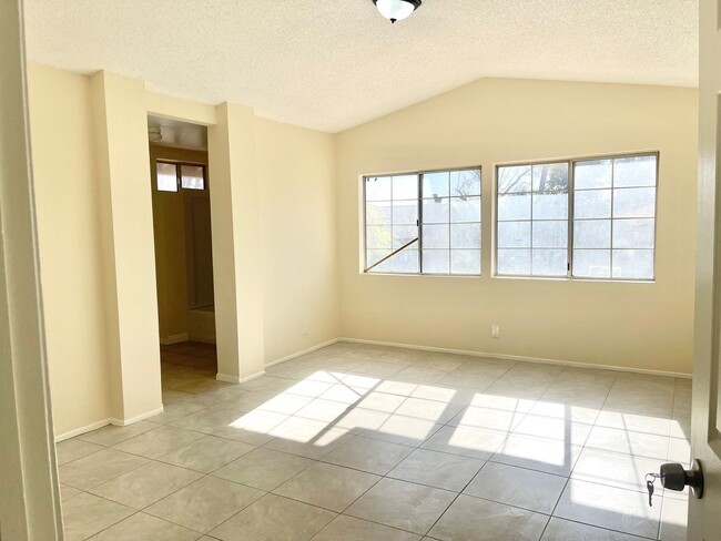 Building Photo - Spacious Five Bedroom Home in North Rialto...