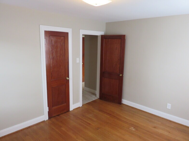 Building Photo - 5906 New Osborne Tpke