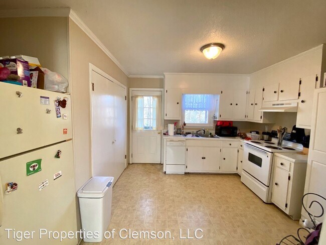 Building Photo - 2 br, 1 bath Room For Rent - 415 Lindsay Rd