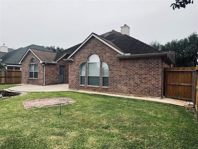 Building Photo - 2910 Sandleigh Dr