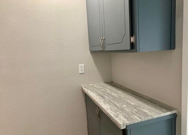 Building Photo - For Rent. Beautiful 3Bedroom, 2 Bathroom Home in Northeast Visalia