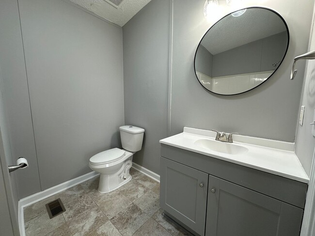 Building Photo - Country Living 3 Bedroom, 2 Bath Home in S...