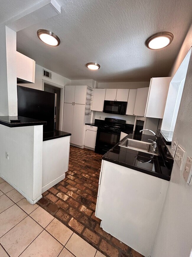 Building Photo - Beautiful Home Close to Tara in Mid City