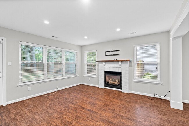 Building Photo - 4BR/2.5BA Home in Hickory School District ...