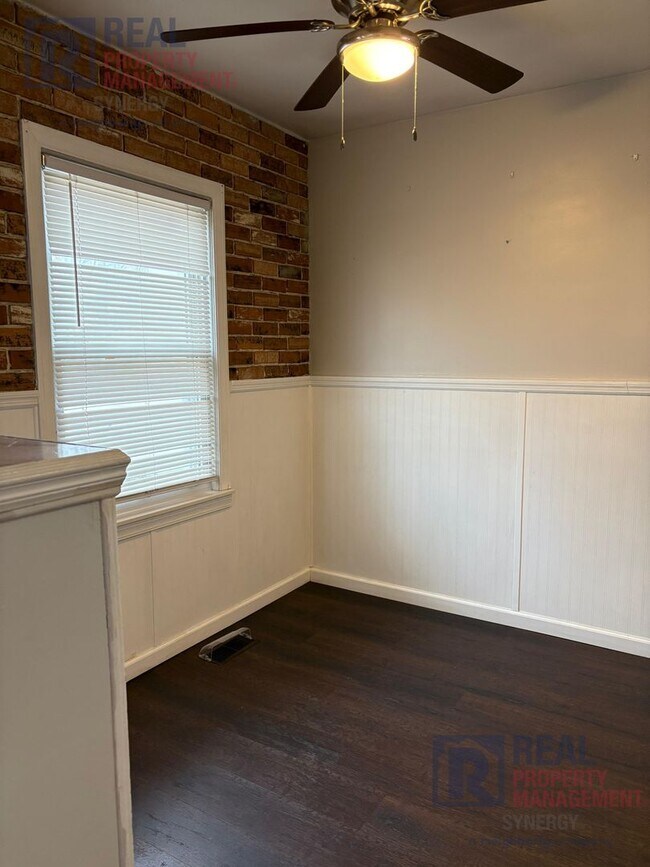 Building Photo - Charming Two Bedroom House