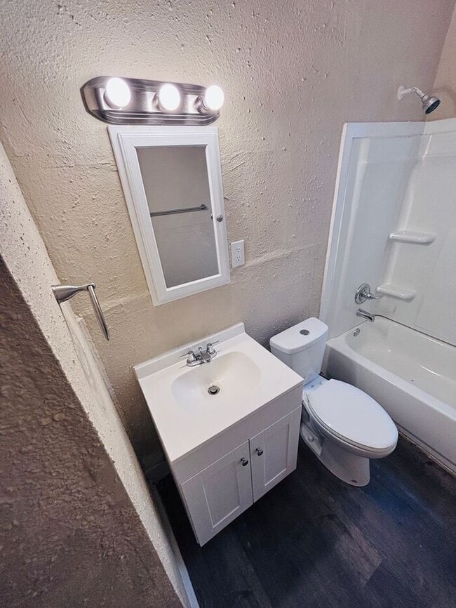 Building Photo - Charming 4-Bedroom Home in a Convenient Lo...