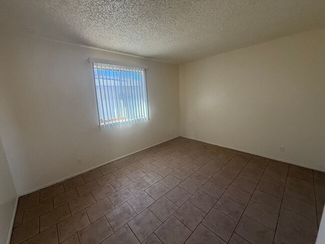 Building Photo - Hesperia Duplex-Spacious 2 Bedrooms, 1 Bat...