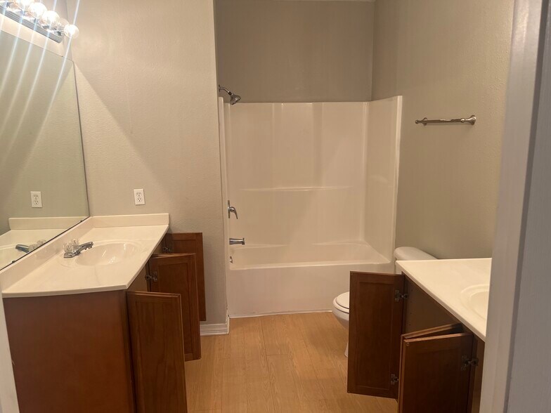 Master Bath - 2416 Gladiolus St
