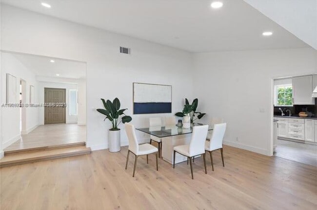 Building Photo - 1033 W 47th St