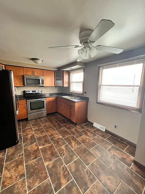 Building Photo - 3431 E Grange Ave