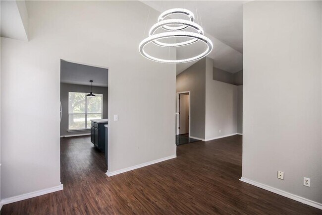 Building Photo - 3300 Reta Cove