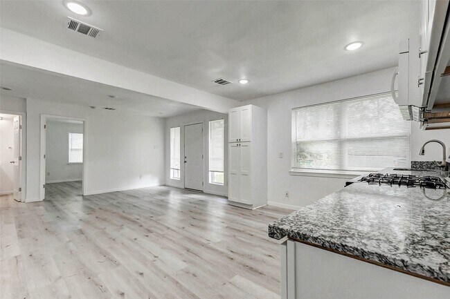 Building Photo - 408 Commanche Rd