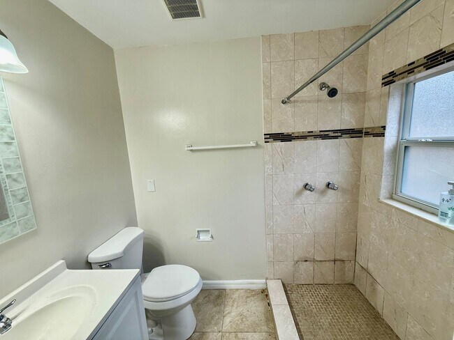 Building Photo - Spacious 3-Bed, 2-Bath Home with Private Yard in NW Gainesville