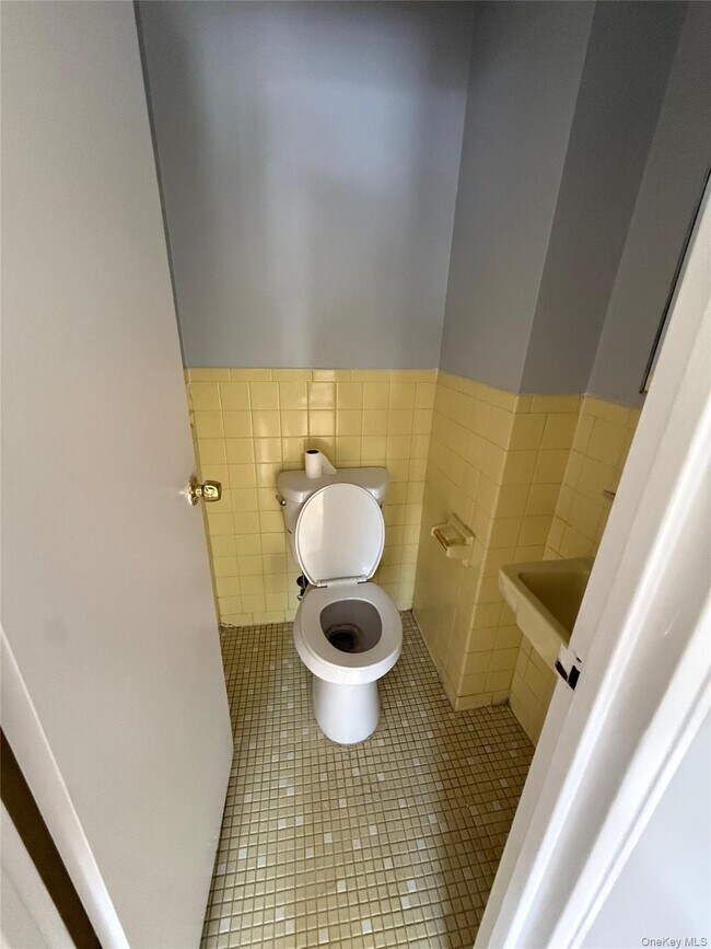 Building Photo - 5606 Riverdale Ave