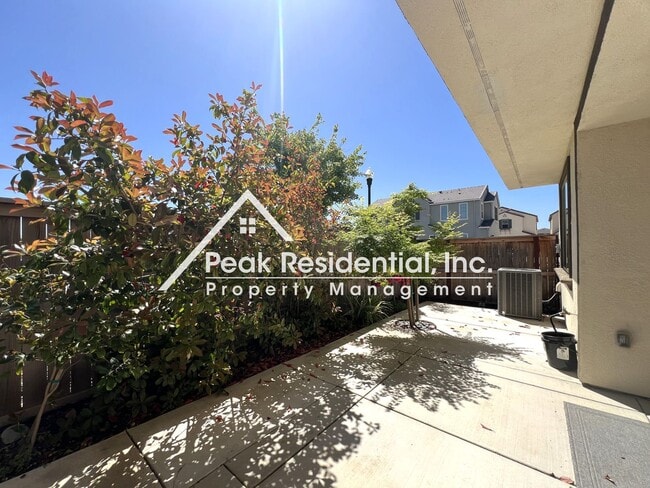 Building Photo - Updated Elk Grove 3bd/2.5ba Home with 2 Ca...
