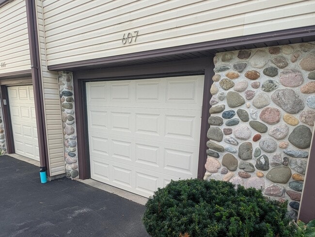 Building Photo - 607 Tamarack Dr W