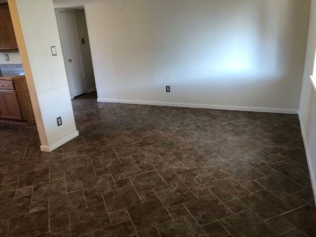 Building Photo - Charming 3 Bed 2 Bath!