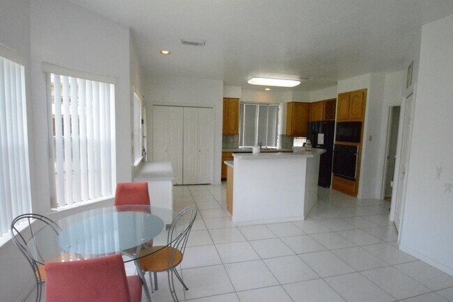 Building Photo - 2114 Avenida La Quinta St