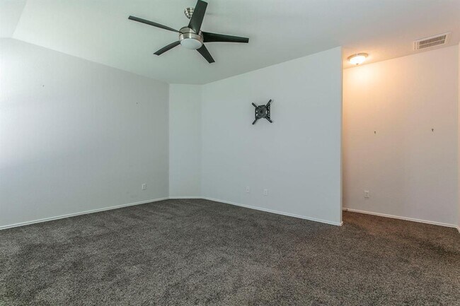 Building Photo - 117 Kinglet Dr
