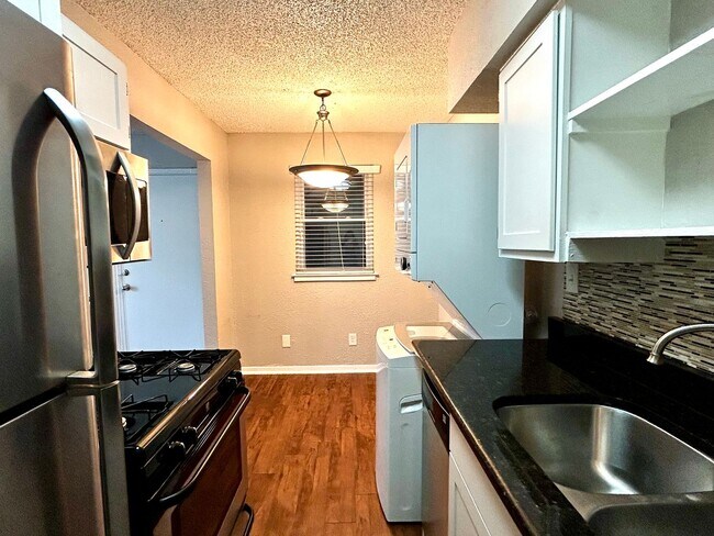 Building Photo - 2401 Manor Rd