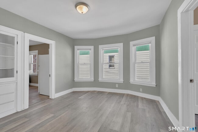 Building Photo - 23 Day St