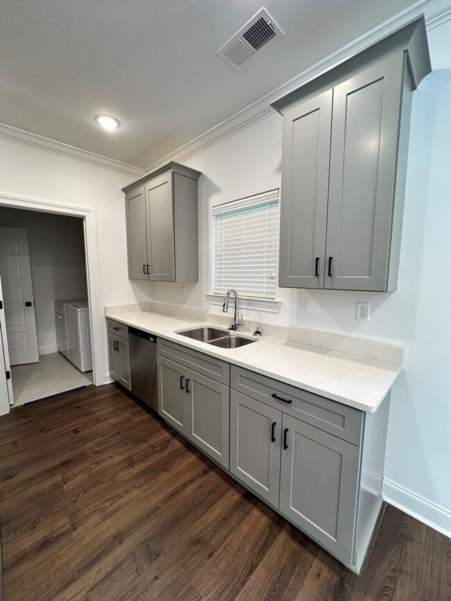 Building Photo - 3 Bed 3.5 Bath in Desirable Meadow Crest Neighborhood!