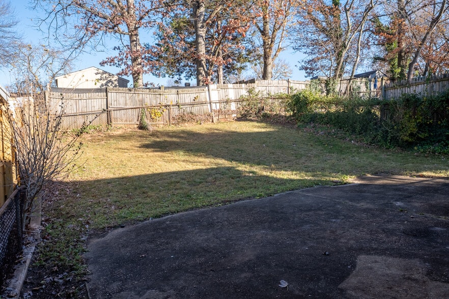 Building Photo - 2027 Barlowe Pl