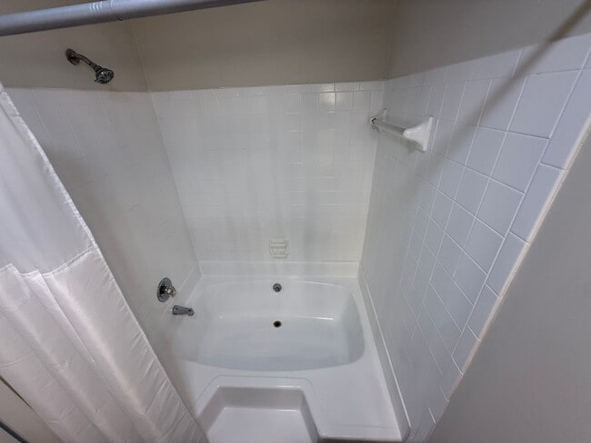 Building Photo - Beautiful Condo minutes from Uptown Charlotte