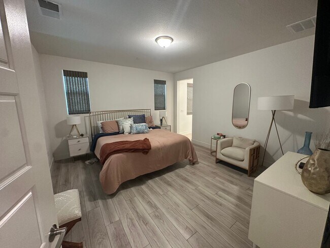 Building Photo - Available Soon!! Gorgeous 5 Bedroom in Elk Grove!!