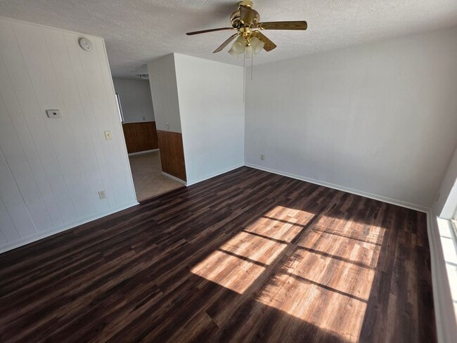 Building Photo - COZY 3 BR HOME CENTRALLY LOCATED