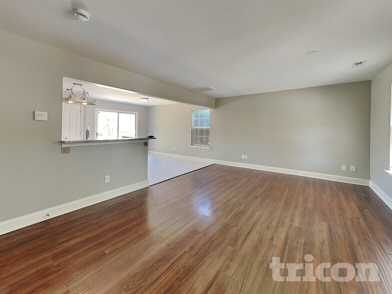 Building Photo - 106 Newbury Dr