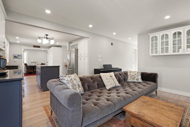 Building Photo - 5 Susan Dr