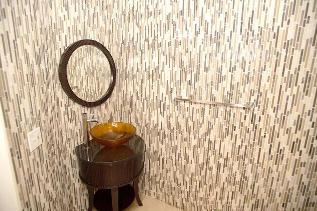 Building Photo - Walk-Up Townhouse in Downtown SD -  Dual Master 2 Bed 3 Bath with Brand New Flooring!