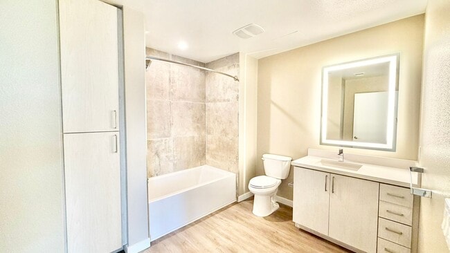 Building Photo - Brand New High-Rise Condo Unit with Stunni...