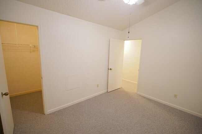 Building Photo - 2335 Parrot Ln