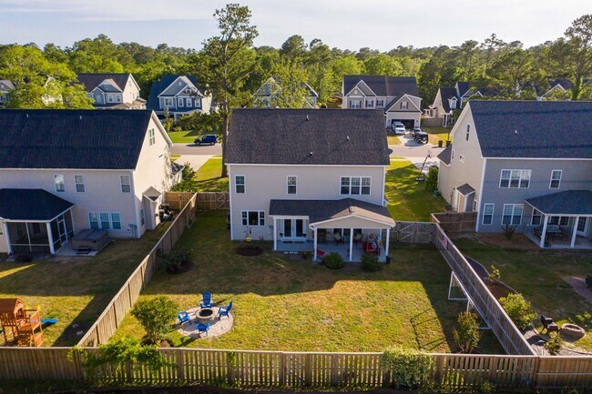 Building Photo - Large Luxe Home Hampstead