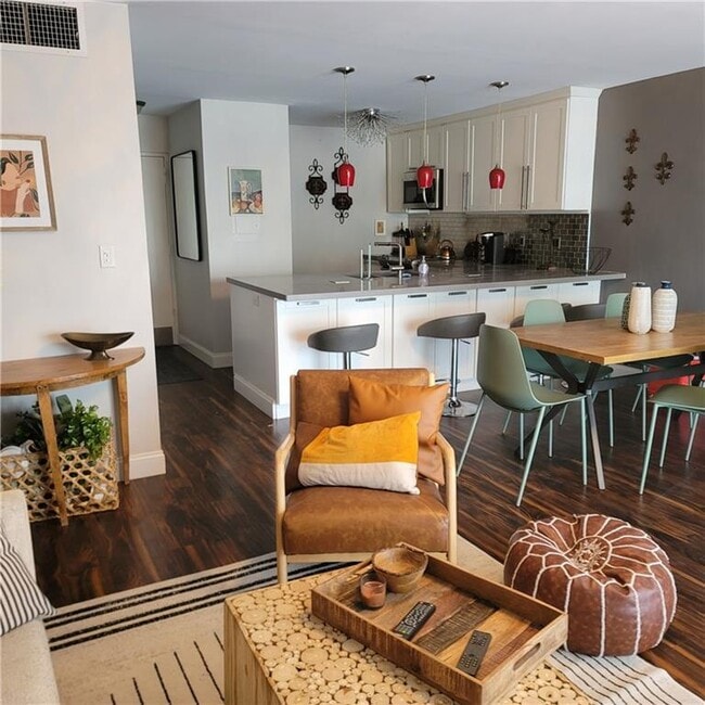 Building Photo - 900 River Reach Dr