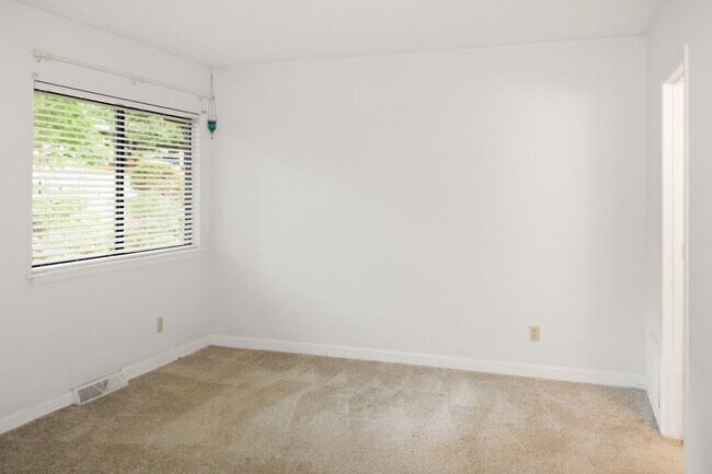 Building Photo - 124 Blithe Ct