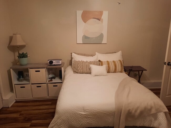 Building Photo - 118 Elles Ave