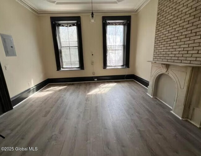 Building Photo - 137 4th Ave
