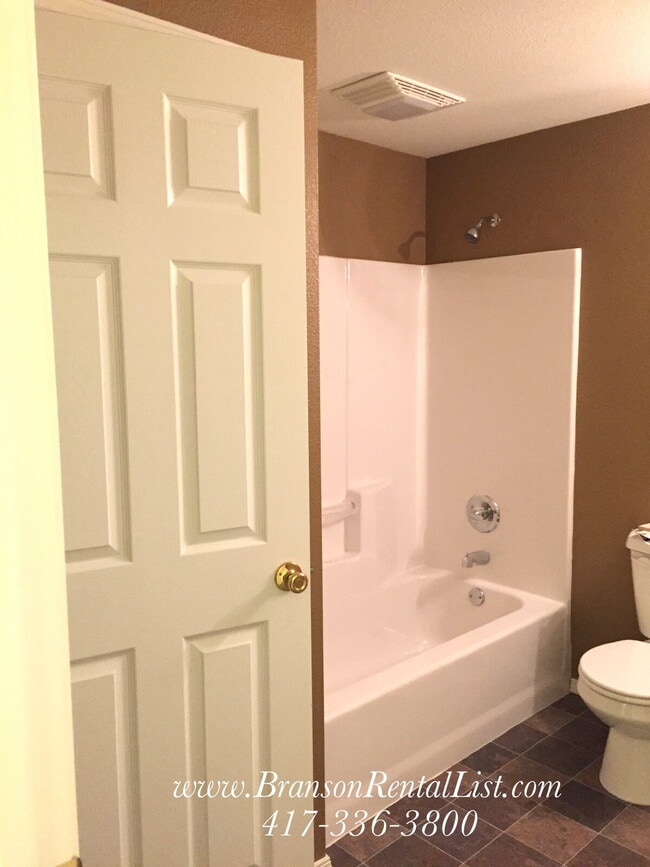 Building Photo - Large 5 Bedroom with lawn care and a commu...