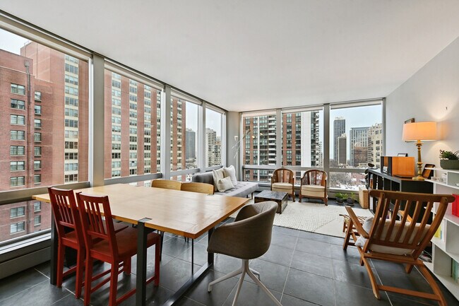 Building Photo - 1300 N Astor St