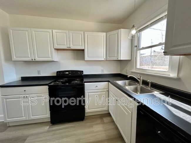 Building Photo - 2960 N Park Ave