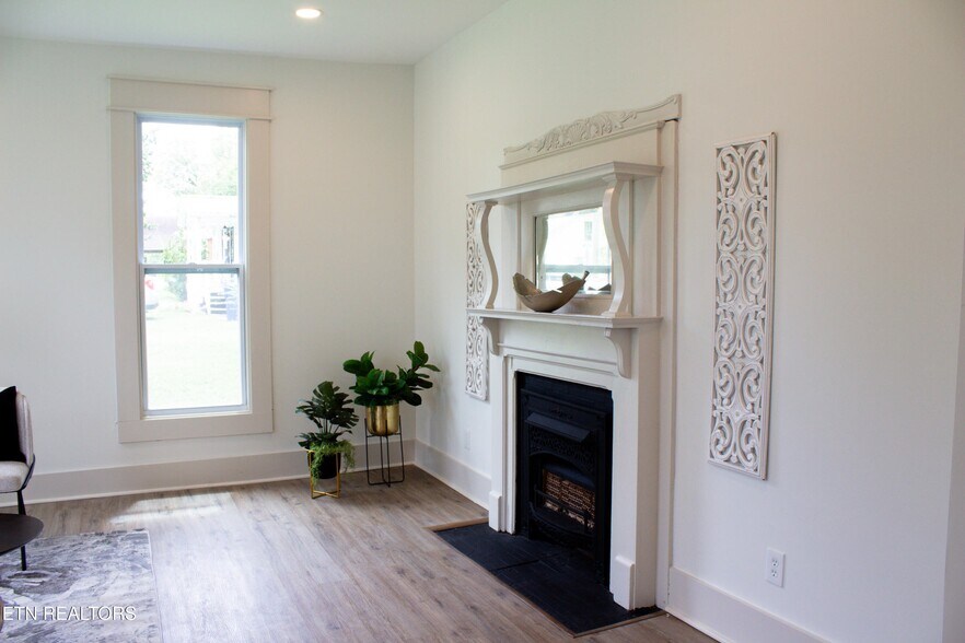 Building Photo - 570 Monroe St