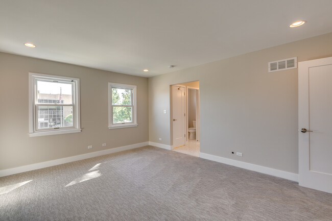 Building Photo - 3119 Lake Ave