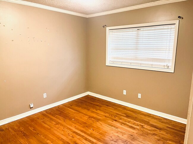 Building Photo - 5808 Hiawatha Dr