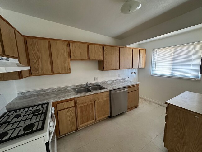 Building Photo - Ideal 2-Bed, 1-Bath Apartment with Detache...