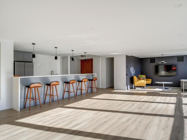 Building Photo - 340 W Diversey Pkwy