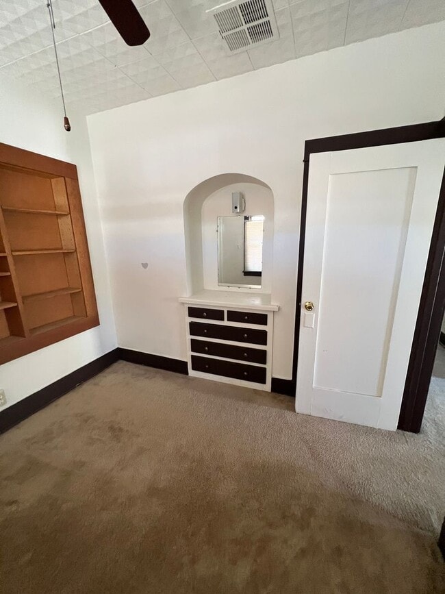 Building Photo - 1516 E 8th St